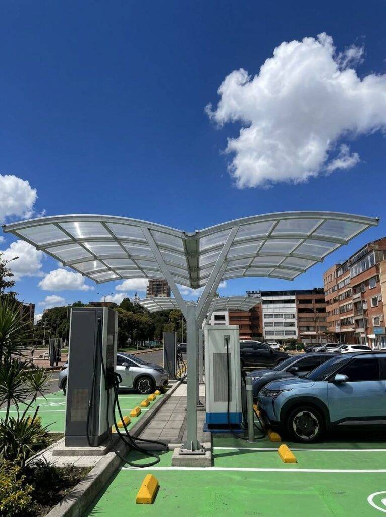 Vehiculos electricos cargando en colombia
